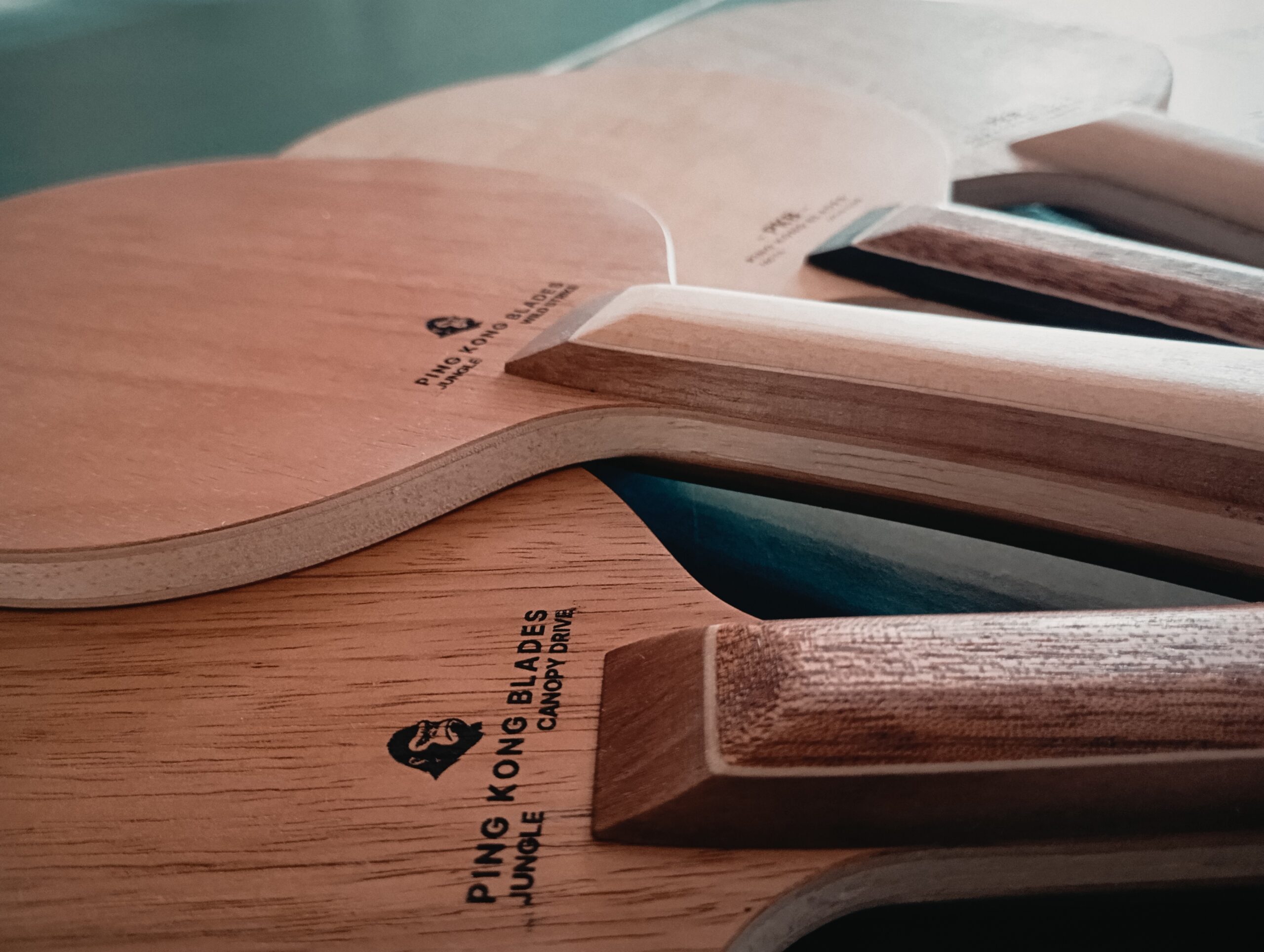 Le poids du bois : léger ou lourd, que choisir selon son style de jeu ? Ping Kong Blades